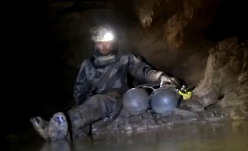 Кейв-дайвер спасен из пещеры после 28-часового плена