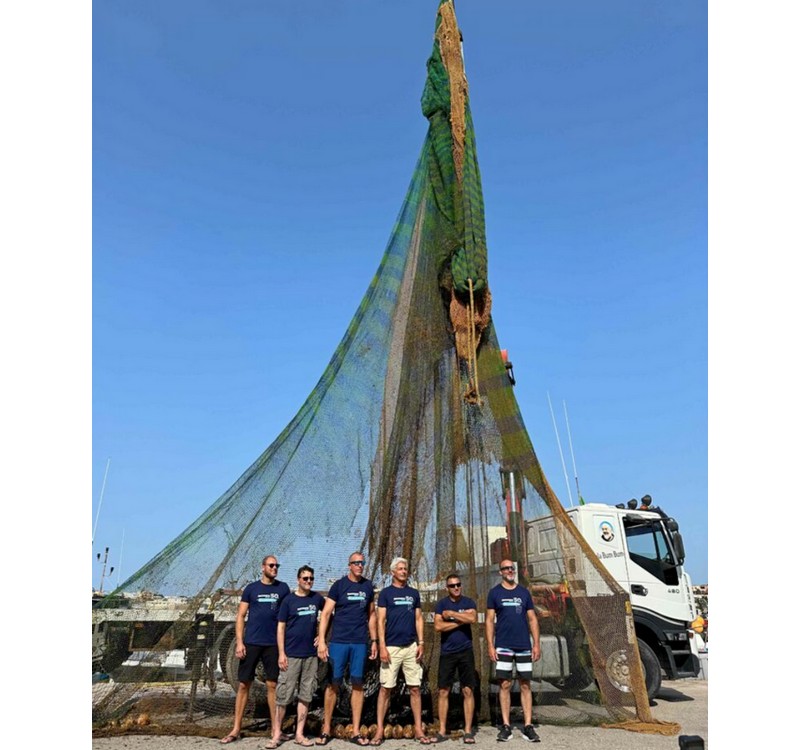 Дайверы подняли со дна рыболовную сеть весом 700 кг