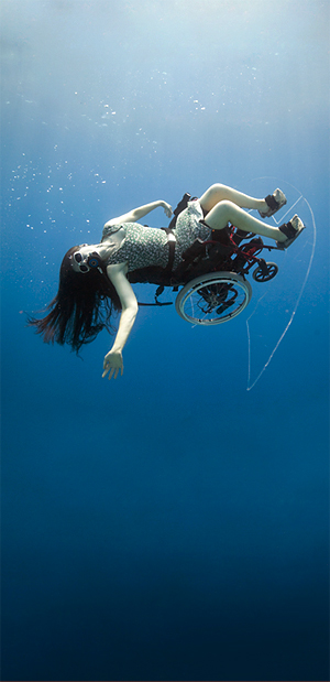 Подводный танец-полёт в инвалидном кресле